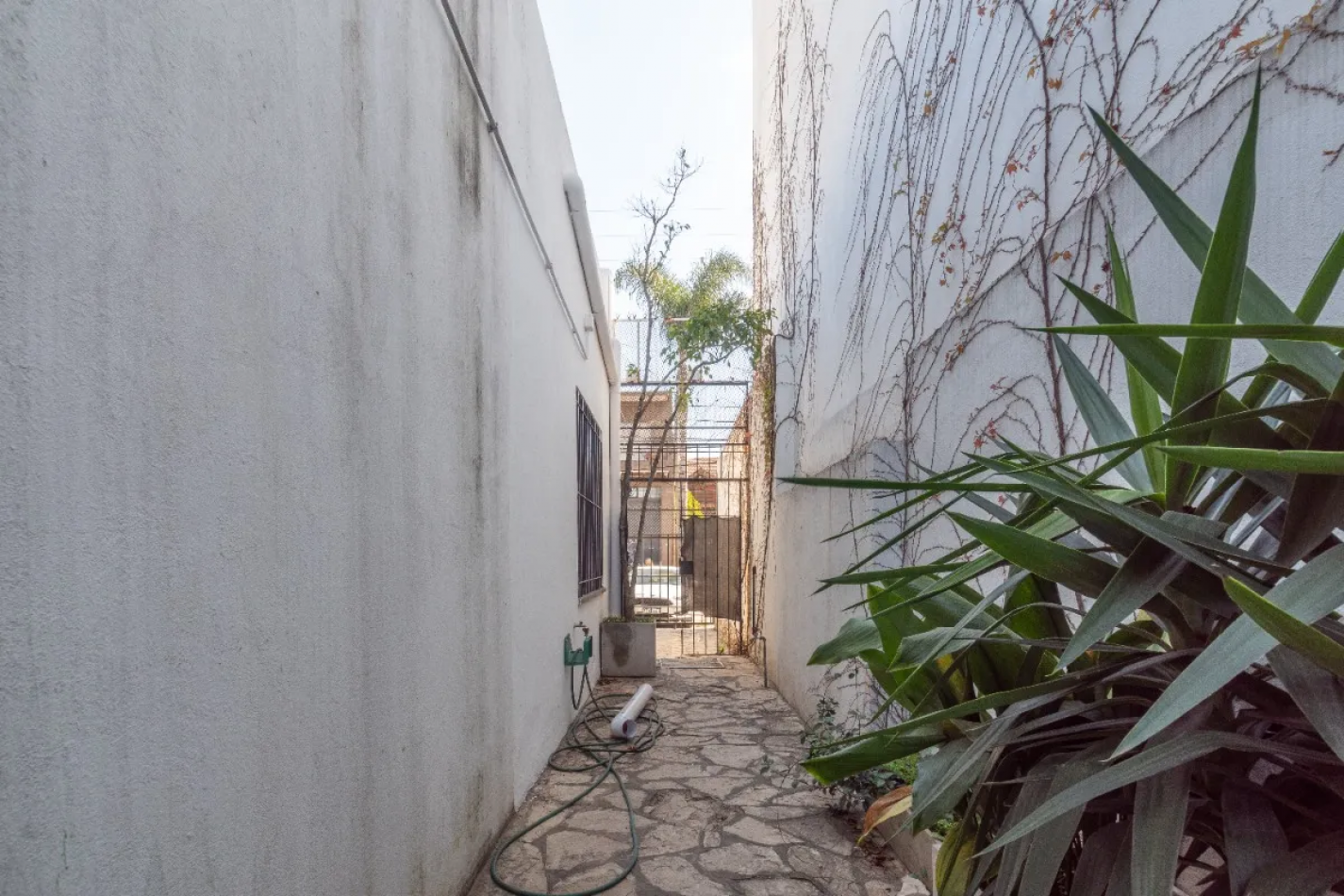 CASA 5 AMBIENTE CON JARDIN,PATIO Y COCHERA
