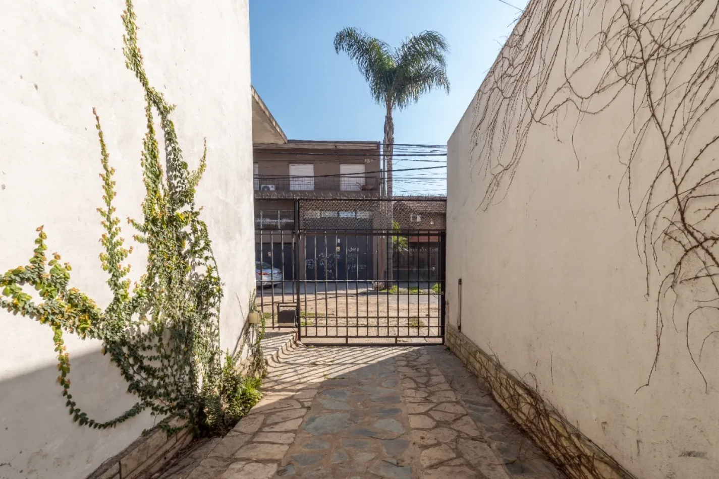 CASA 5 AMBIENTE CON JARDIN,PATIO Y COCHERA