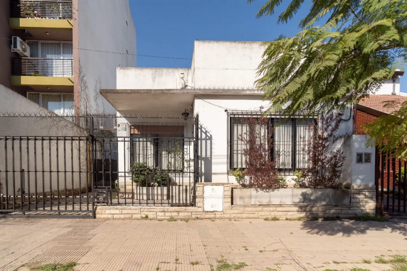 CASA 5 AMBIENTE CON JARDIN,PATIO Y COCHERA