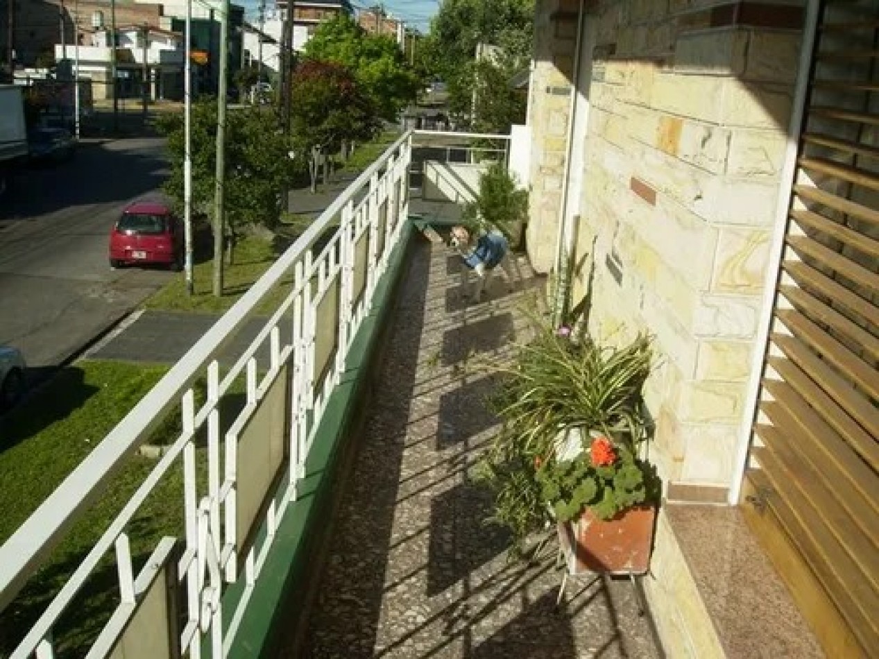 CASA 7 AMBIENTES EN DOS PLANTAS CON LOCAL