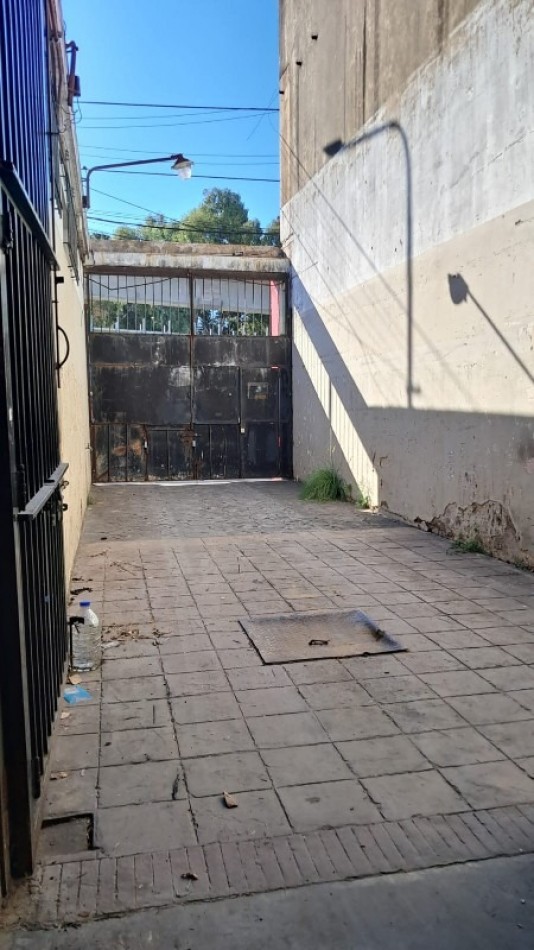 Salon ocmercial + deposito Moron. venta o alquiler