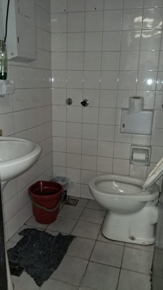 Salon ocmercial + deposito Moron. venta o alquiler