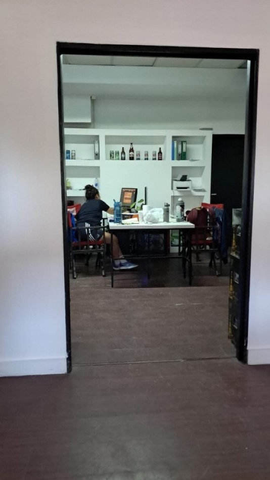 Salon ocmercial + deposito Moron. venta o alquiler