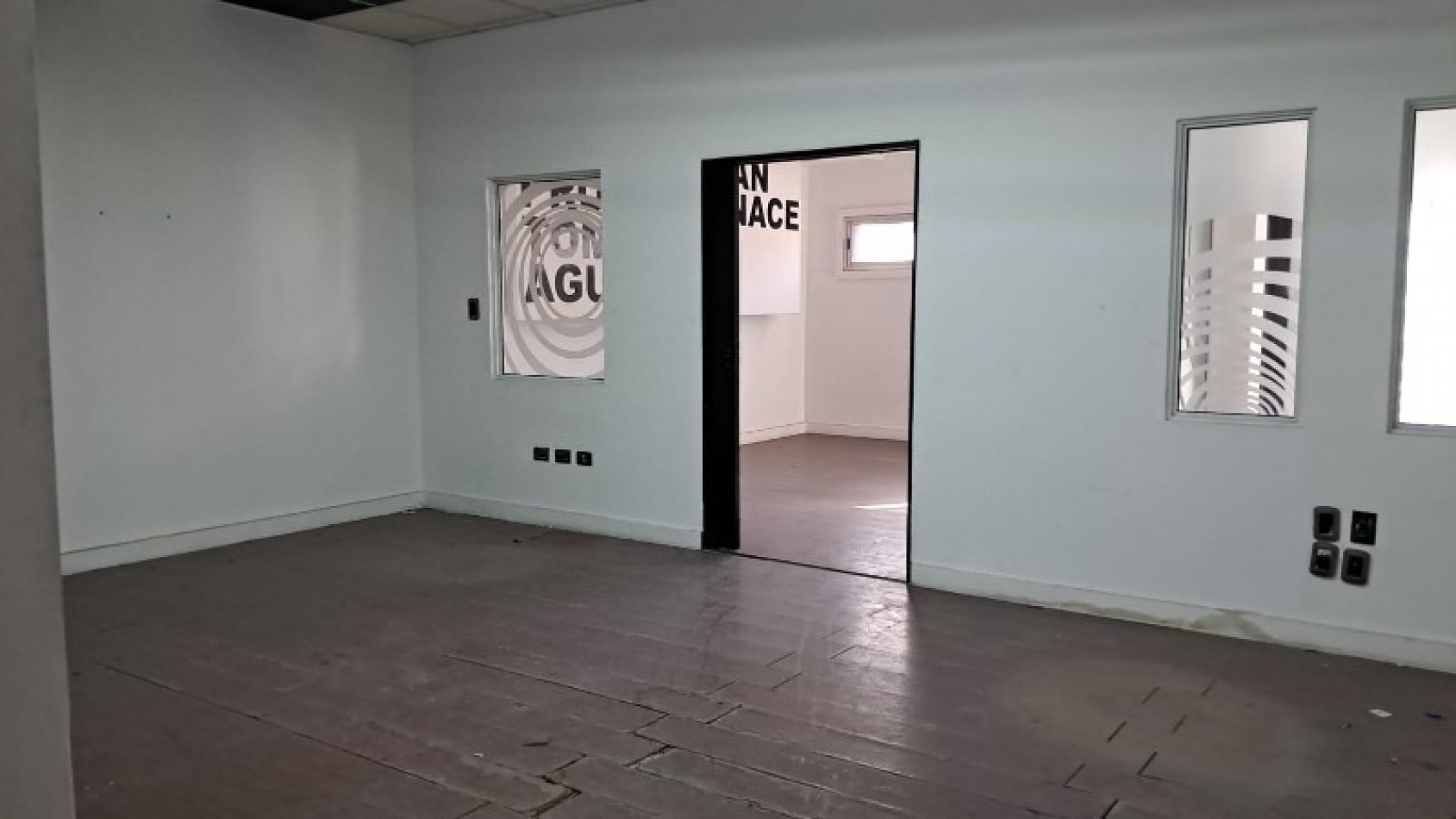 Salon ocmercial + deposito Moron. venta o alquiler