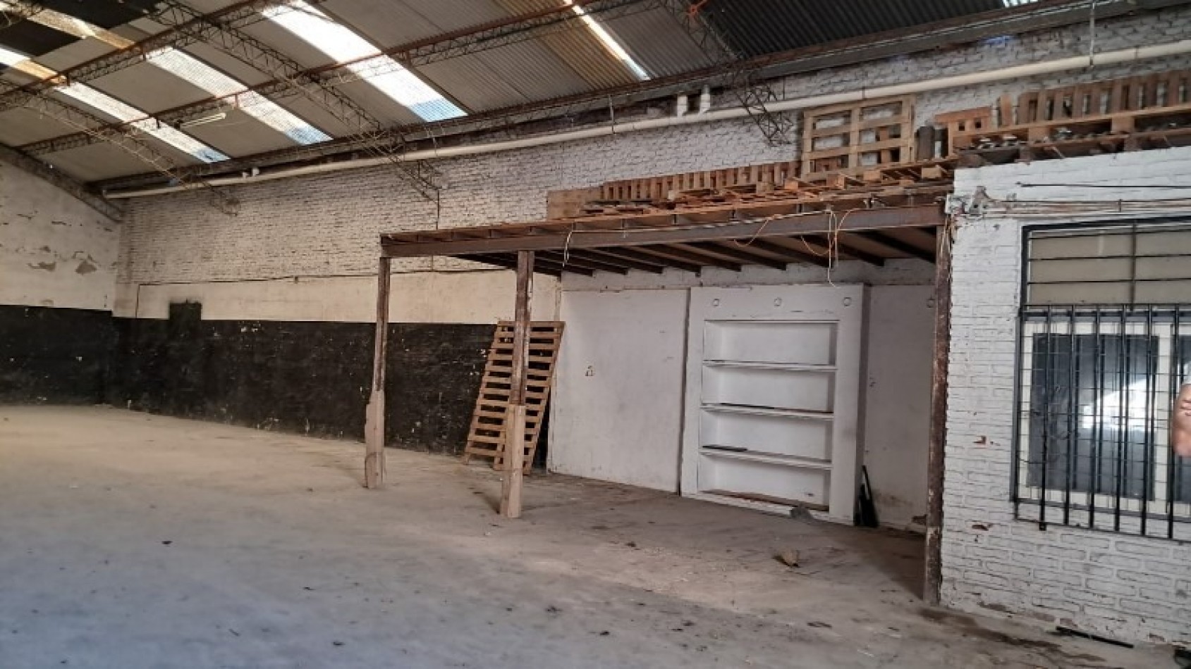 Salon ocmercial + deposito Moron. venta o alquiler