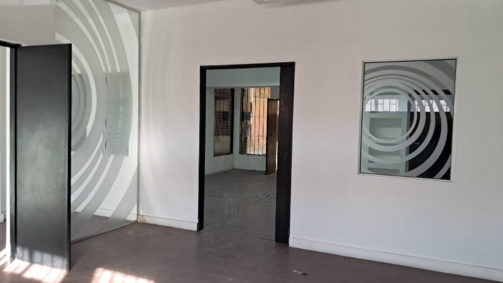 Salon ocmercial + deposito Moron. venta o alquiler