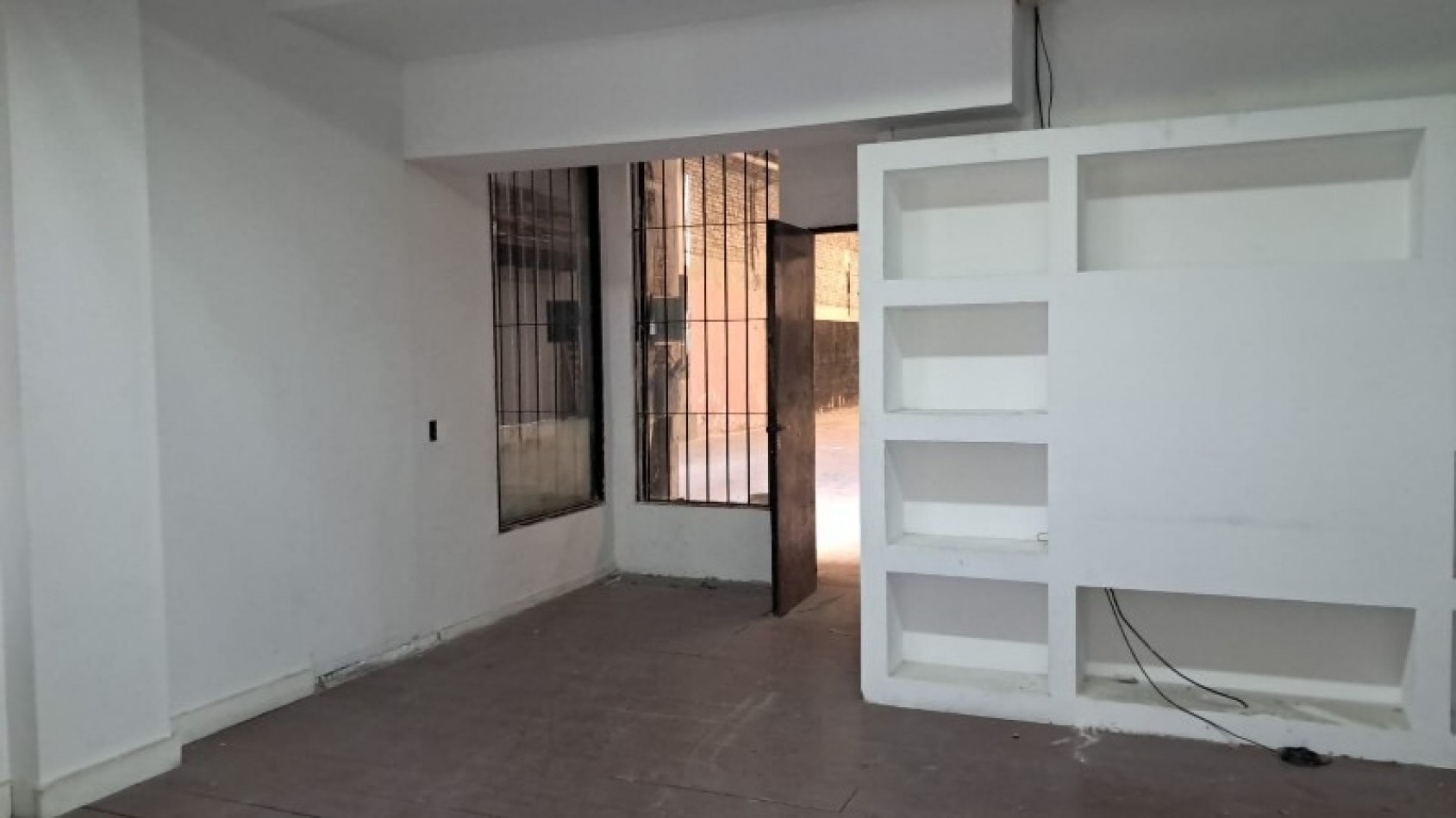 Salon ocmercial + deposito Moron. venta o alquiler