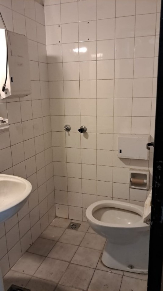 Salon ocmercial + deposito Moron. venta o alquiler