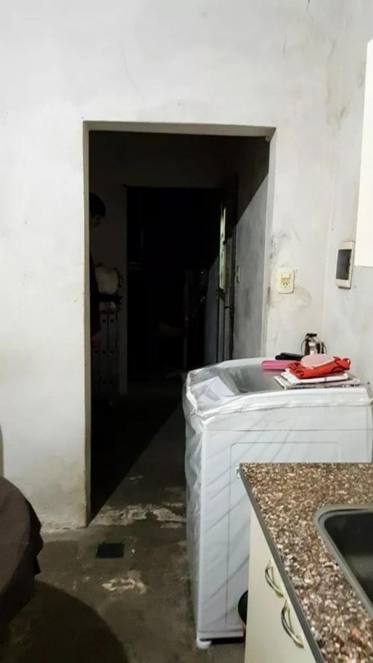 CASA 2 AMBIENTES AMPLIOS A REFRACCIONAR CON PATIO Y COCHERA