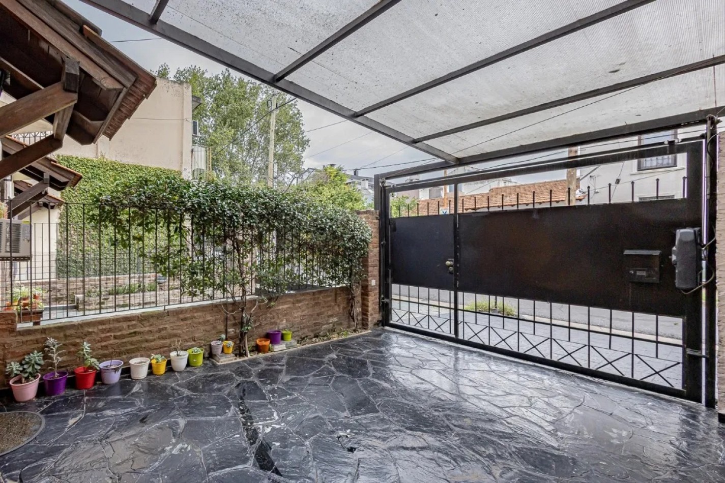 DUPLEX 3 AMBIENTES CON COCHERA Y PATIO