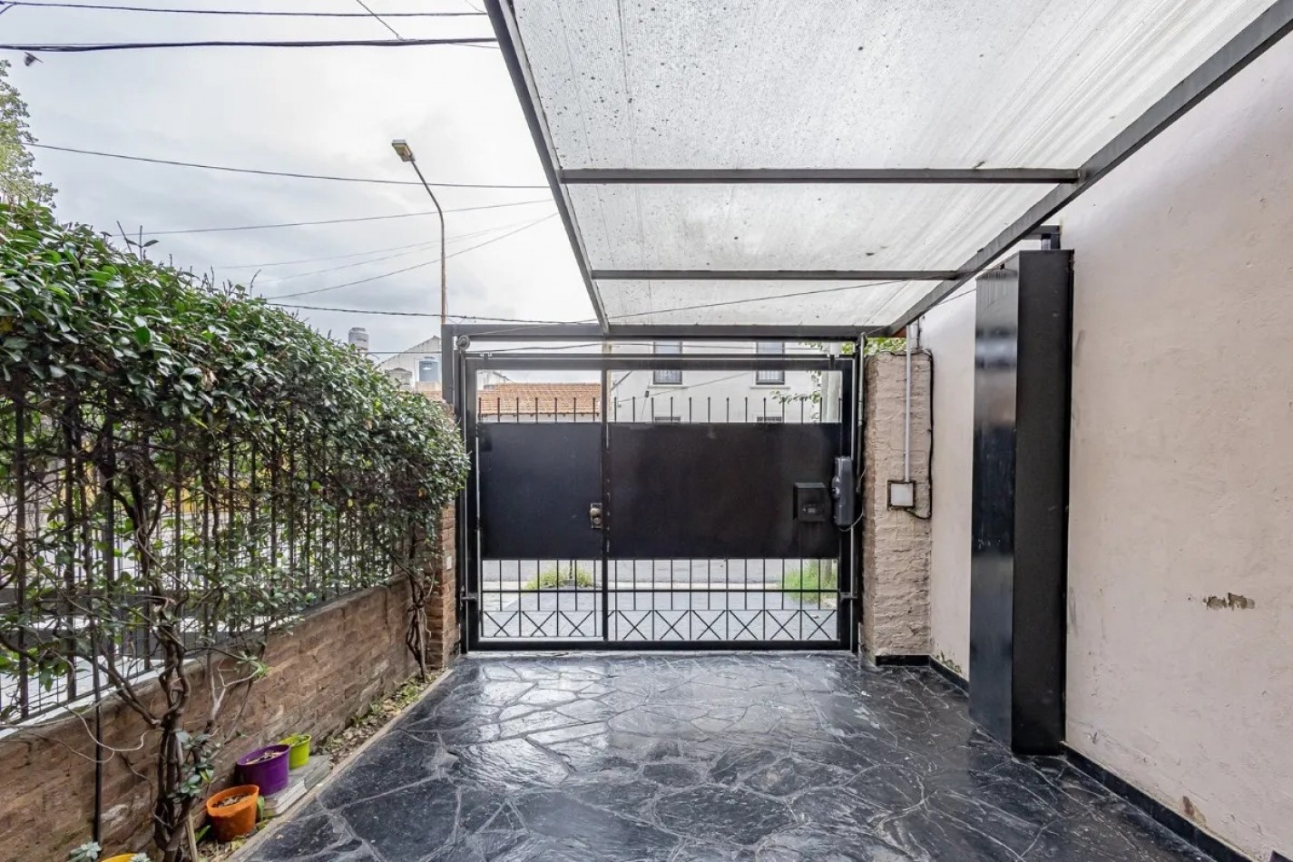 DUPLEX 3 AMBIENTES CON COCHERA Y PATIO