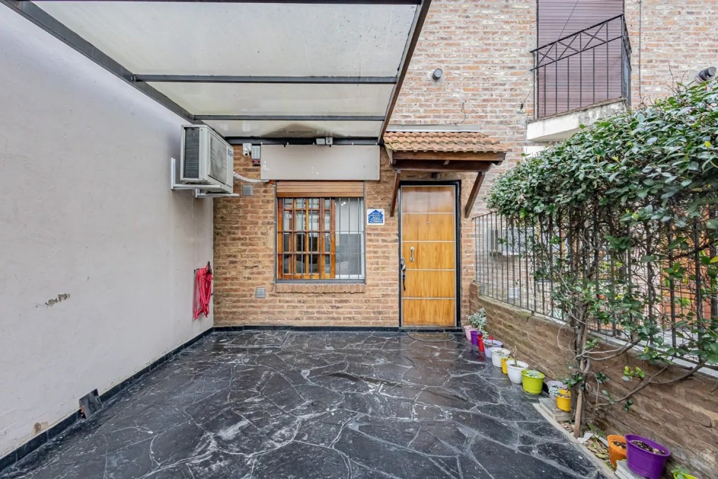 DUPLEX 3 AMBIENTES CON COCHERA Y PATIO