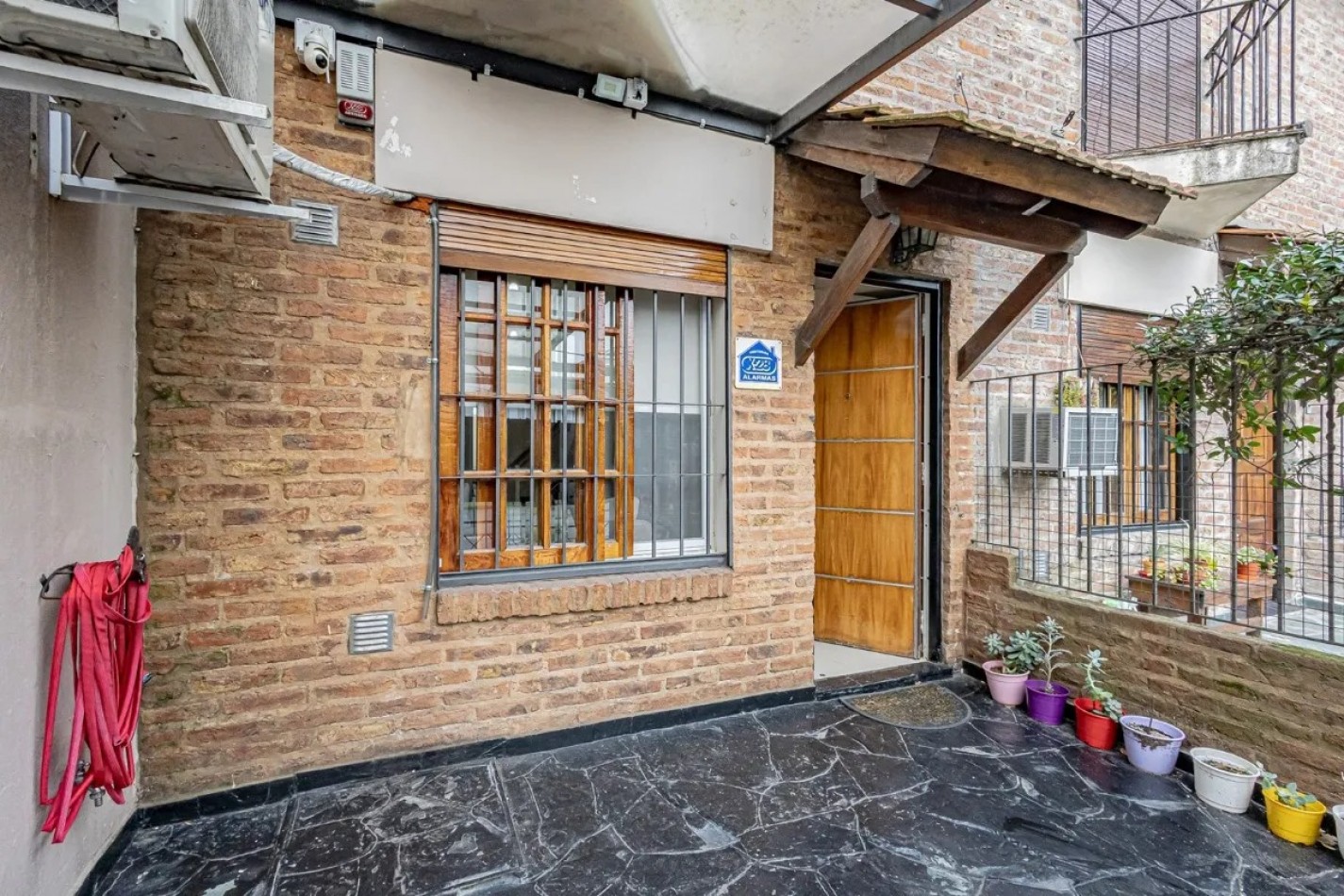 DUPLEX 3 AMBIENTES CON COCHERA Y PATIO