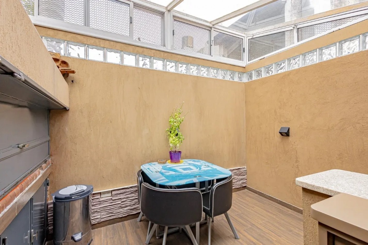 DUPLEX 3 AMBIENTES CON COCHERA Y PATIO