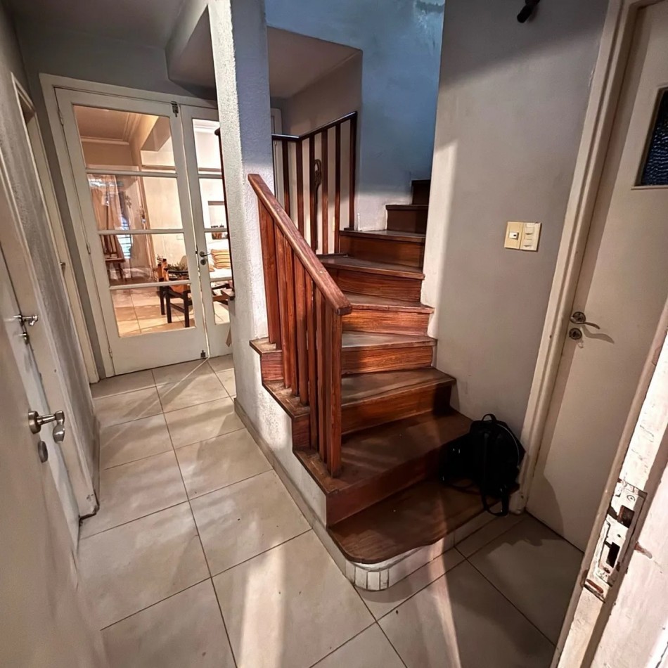 CHALET 7 AMBIENTES SOBRE LOTE PROPIO CON PATIO Y JARDIN