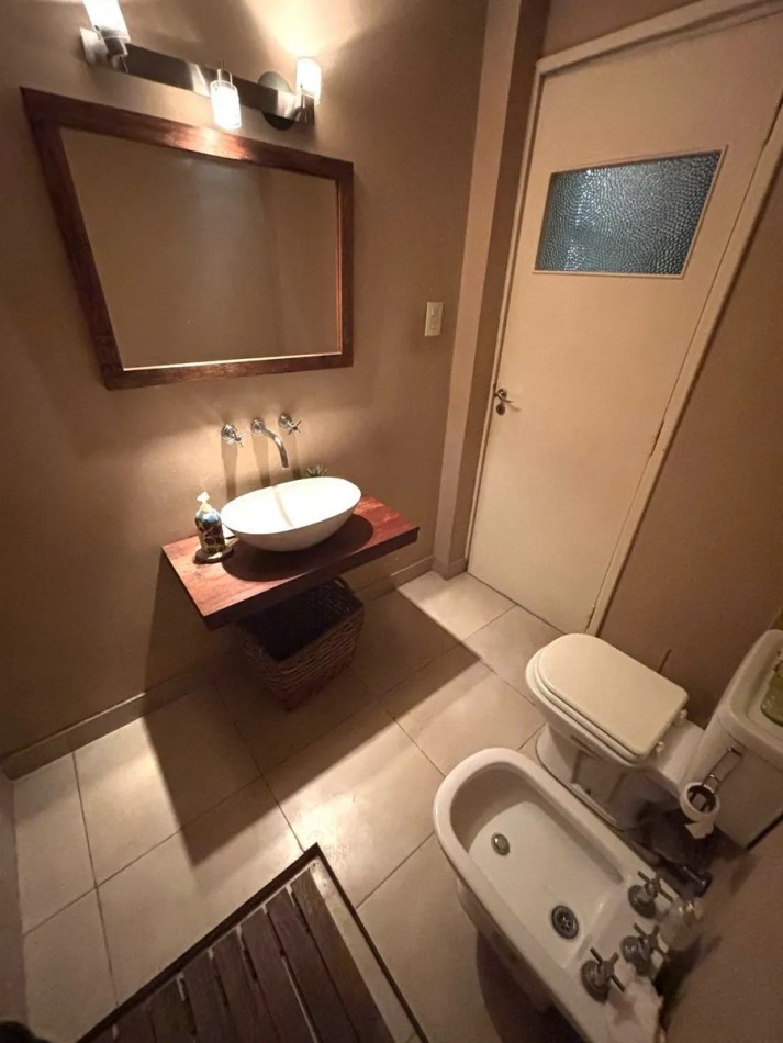 CHALET 7 AMBIENTES SOBRE LOTE PROPIO CON PATIO Y JARDIN