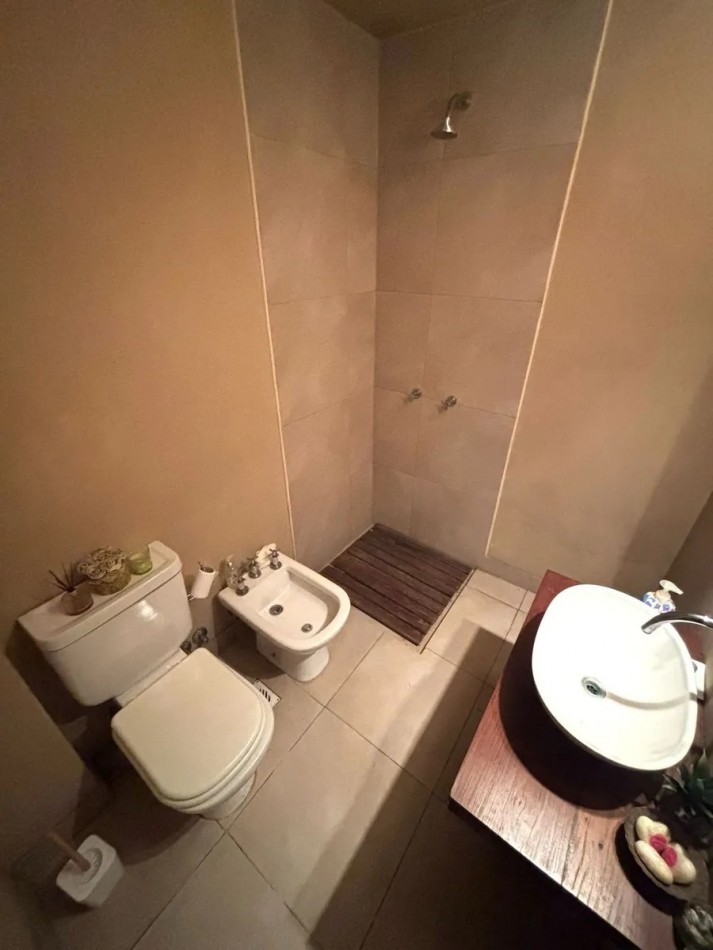 CHALET 7 AMBIENTES SOBRE LOTE PROPIO CON PATIO Y JARDIN