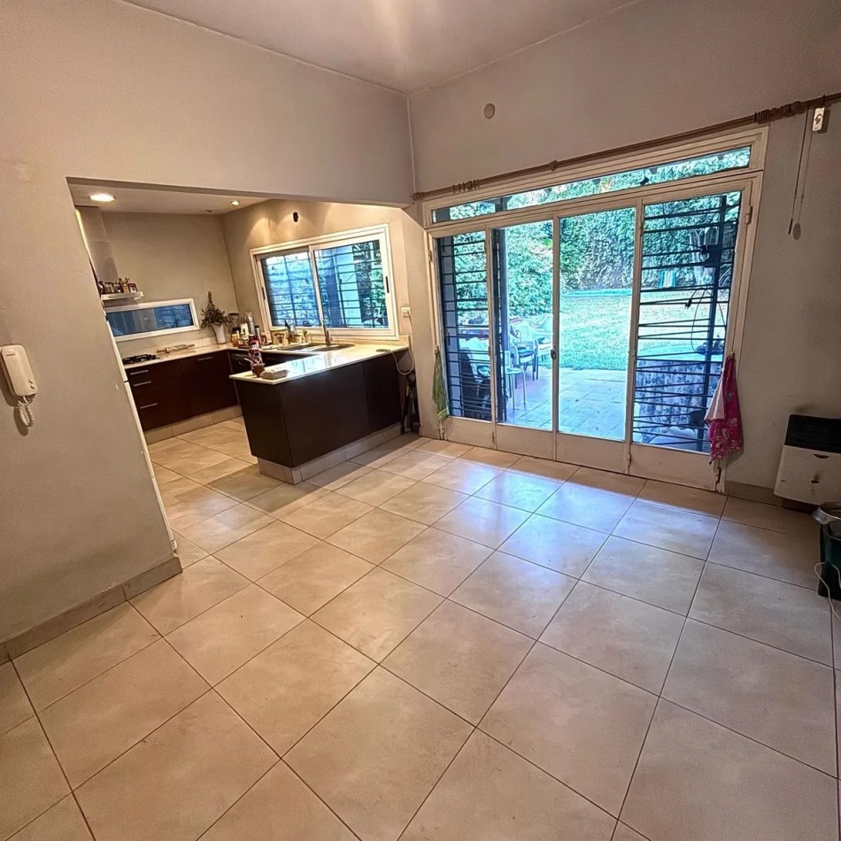 CHALET 7 AMBIENTES SOBRE LOTE PROPIO CON PATIO Y JARDIN