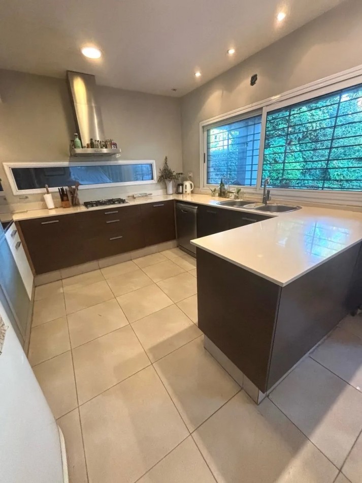 CHALET 7 AMBIENTES SOBRE LOTE PROPIO CON PATIO Y JARDIN