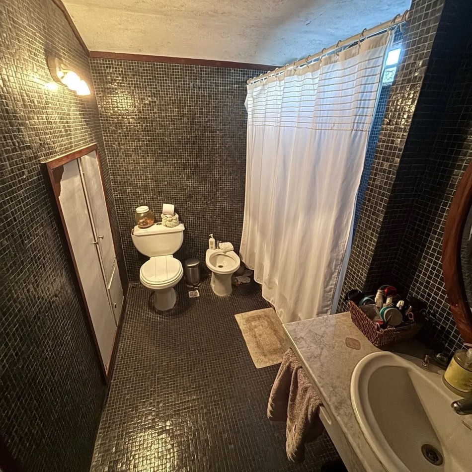 CHALET 7 AMBIENTES SOBRE LOTE PROPIO CON PATIO Y JARDIN