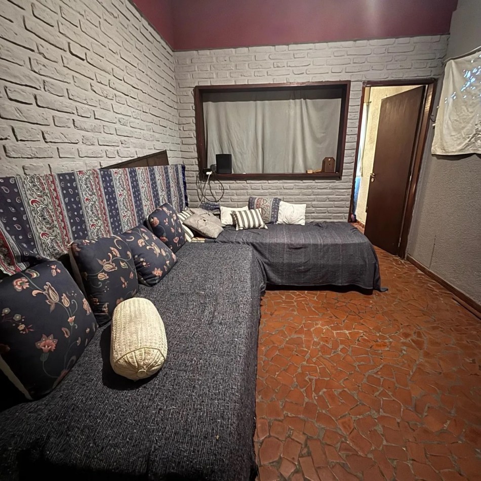 CHALET 7 AMBIENTES SOBRE LOTE PROPIO CON PATIO Y JARDIN