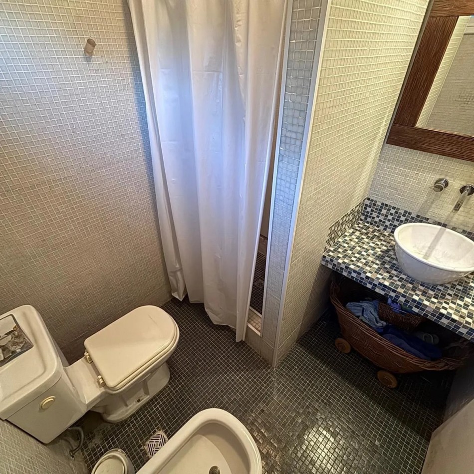 CHALET 7 AMBIENTES SOBRE LOTE PROPIO CON PATIO Y JARDIN