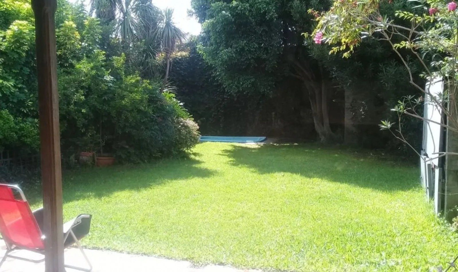 CHALET 7 AMBIENTES SOBRE LOTE PROPIO CON PATIO Y JARDIN