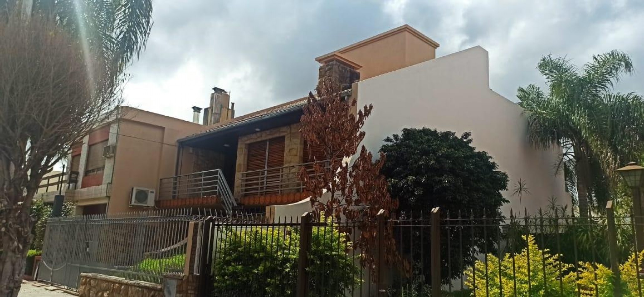 CASA 6 AMBIENTES CON PILETA Y COCHERA
