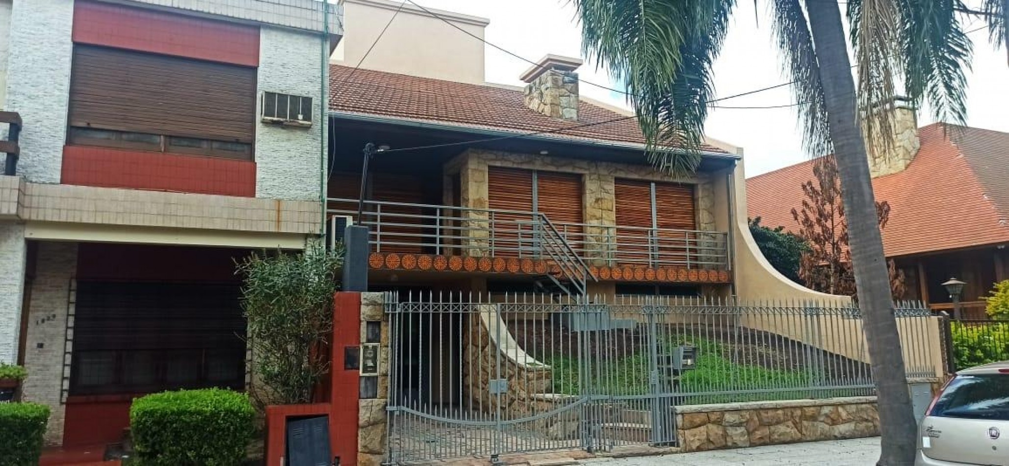 CASA 6 AMBIENTES CON PILETA Y COCHERA