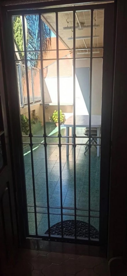 CASA 6 AMBIENTES CON PILETA Y COCHERA
