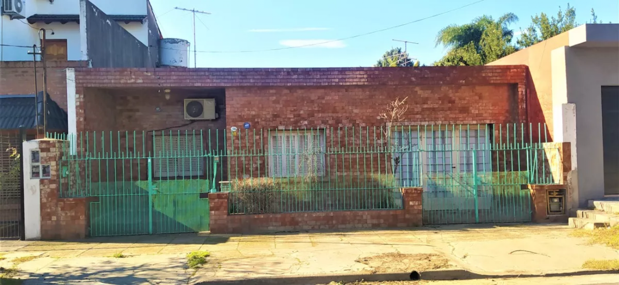 Oportunidad en Moron: Casa en Lote Propio para Refaccionar