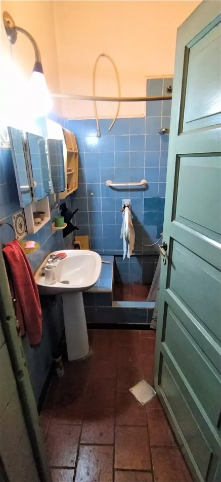 Oportunidad en Moron: Casa en Lote Propio para Refaccionar