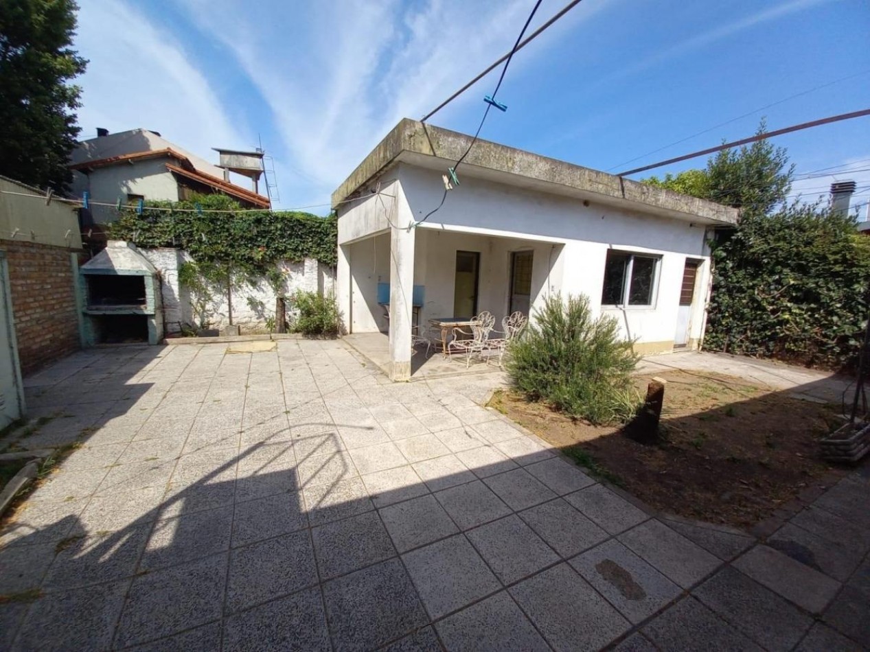 Casa  3 ambientes - parque con cochera. Excelente estado