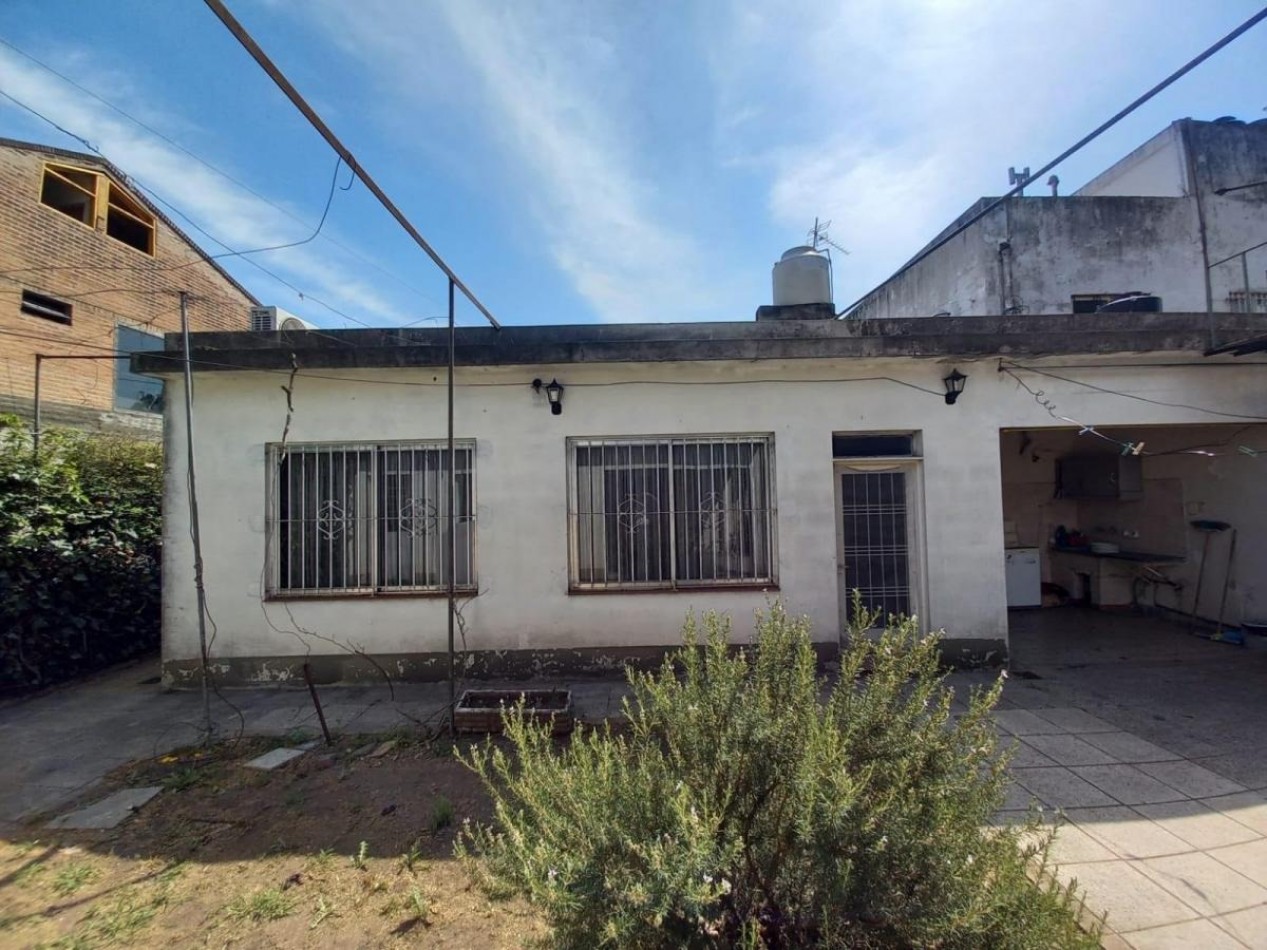 Casa  3 ambientes - parque con cochera. Excelente estado