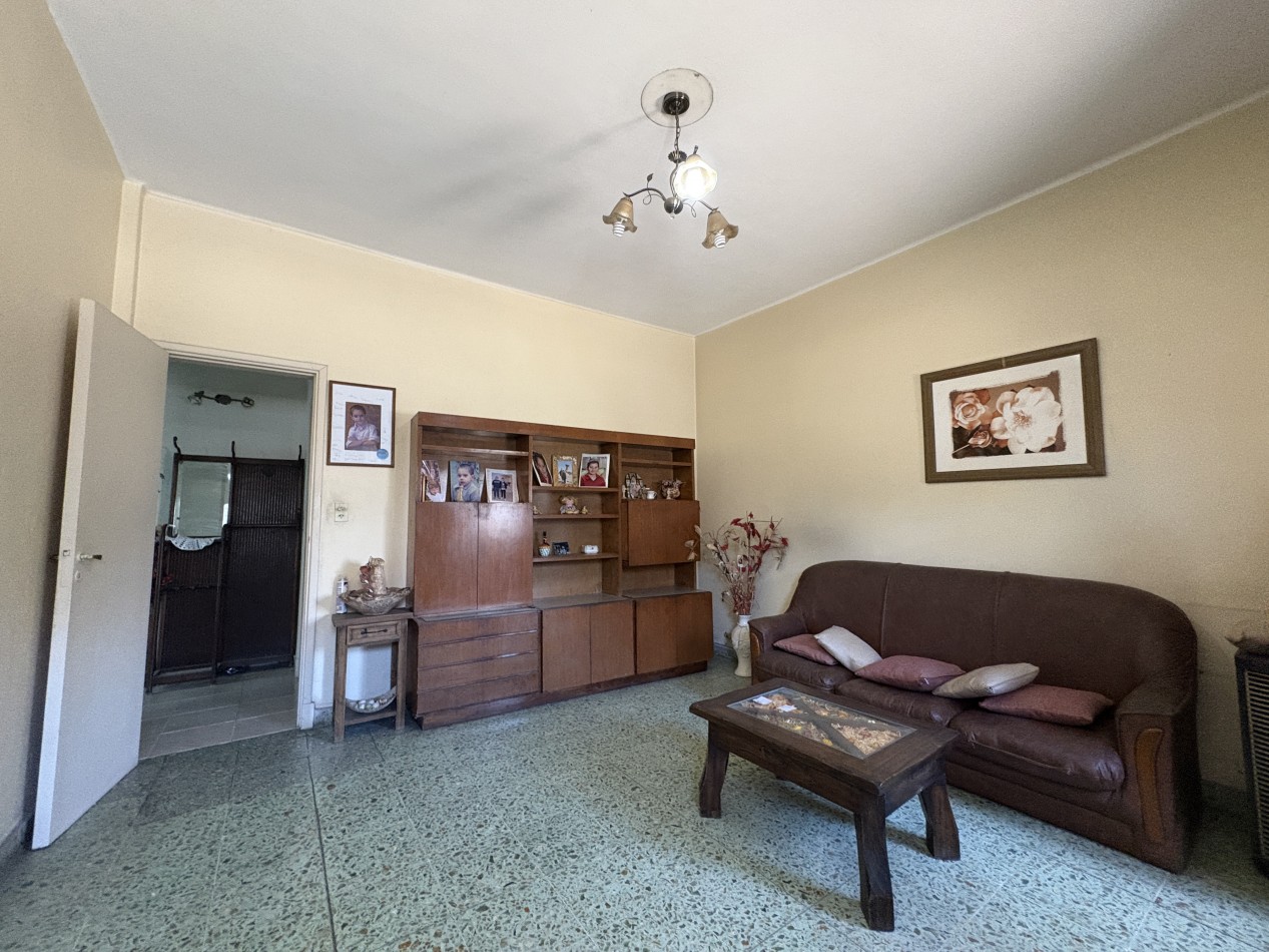 Casa  3 ambientes - parque con cochera. Excelente estado