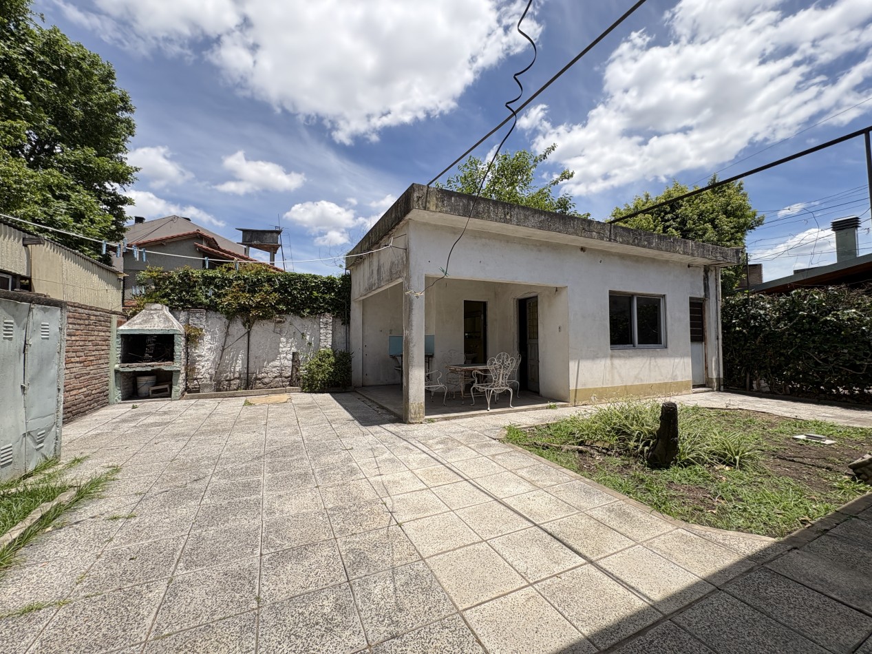 Casa  3 ambientes - parque con cochera. Excelente estado