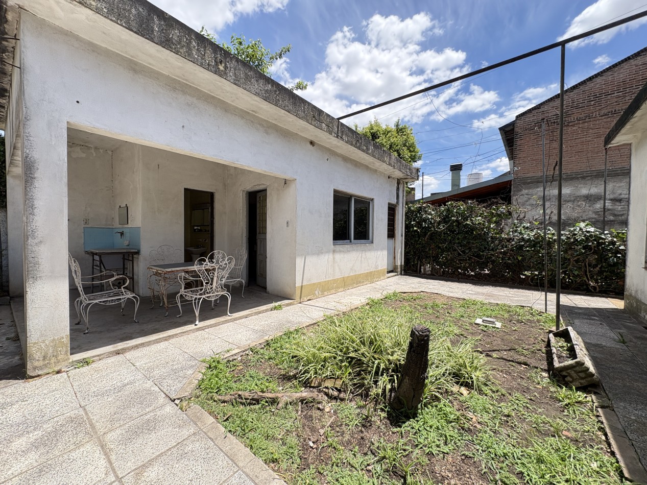 Casa  3 ambientes - parque con cochera. Excelente estado