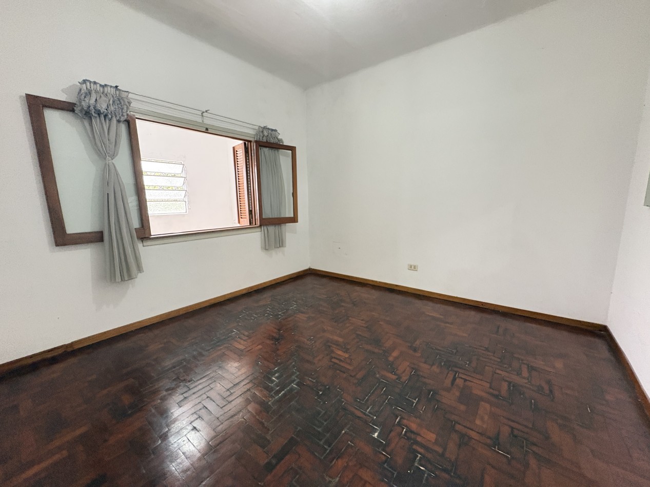 Casa 4 ambientes- con cochera- Lomas del Mirador