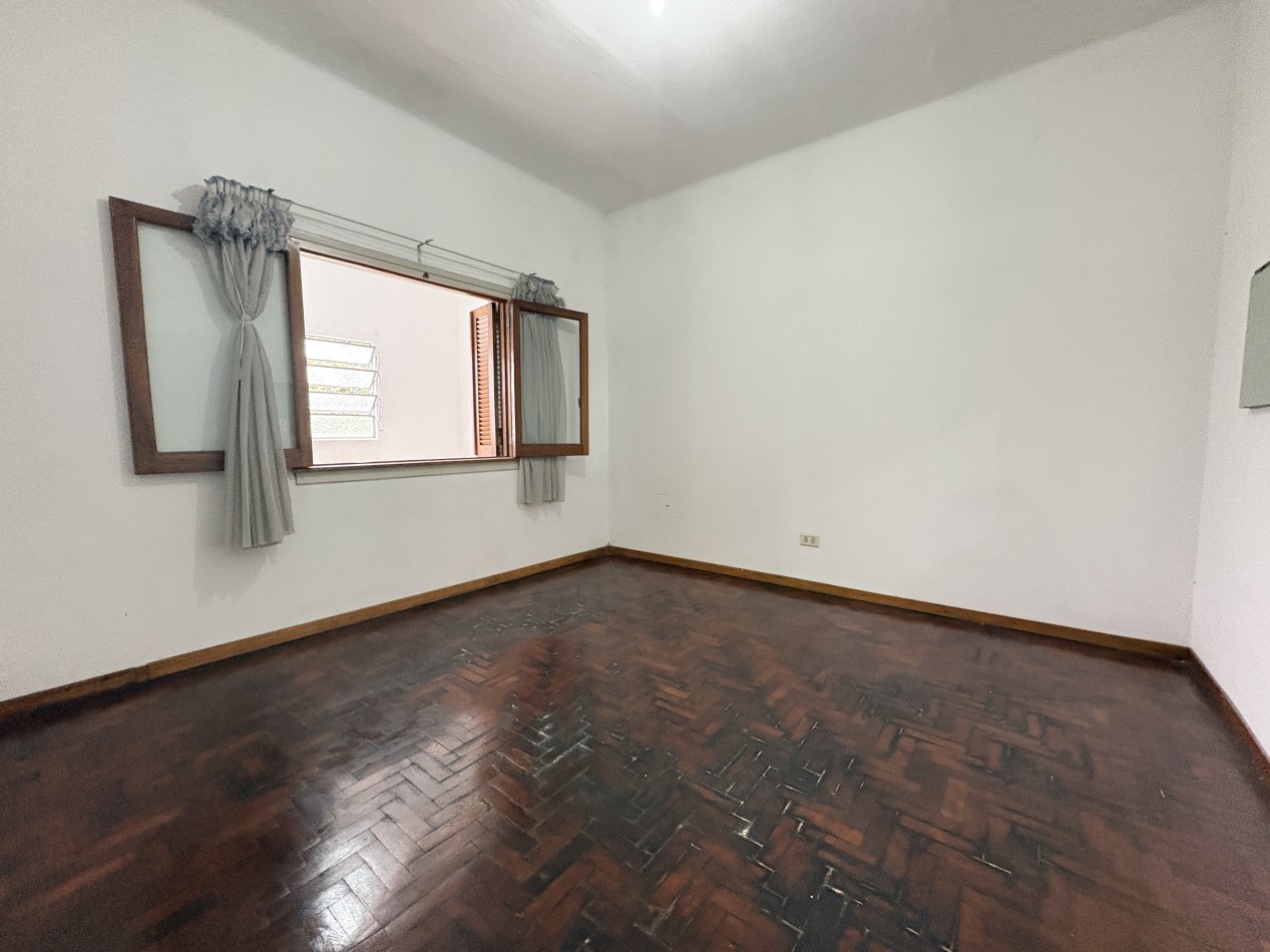 Casa 4 ambientes- con cochera- Lomas del Mirador