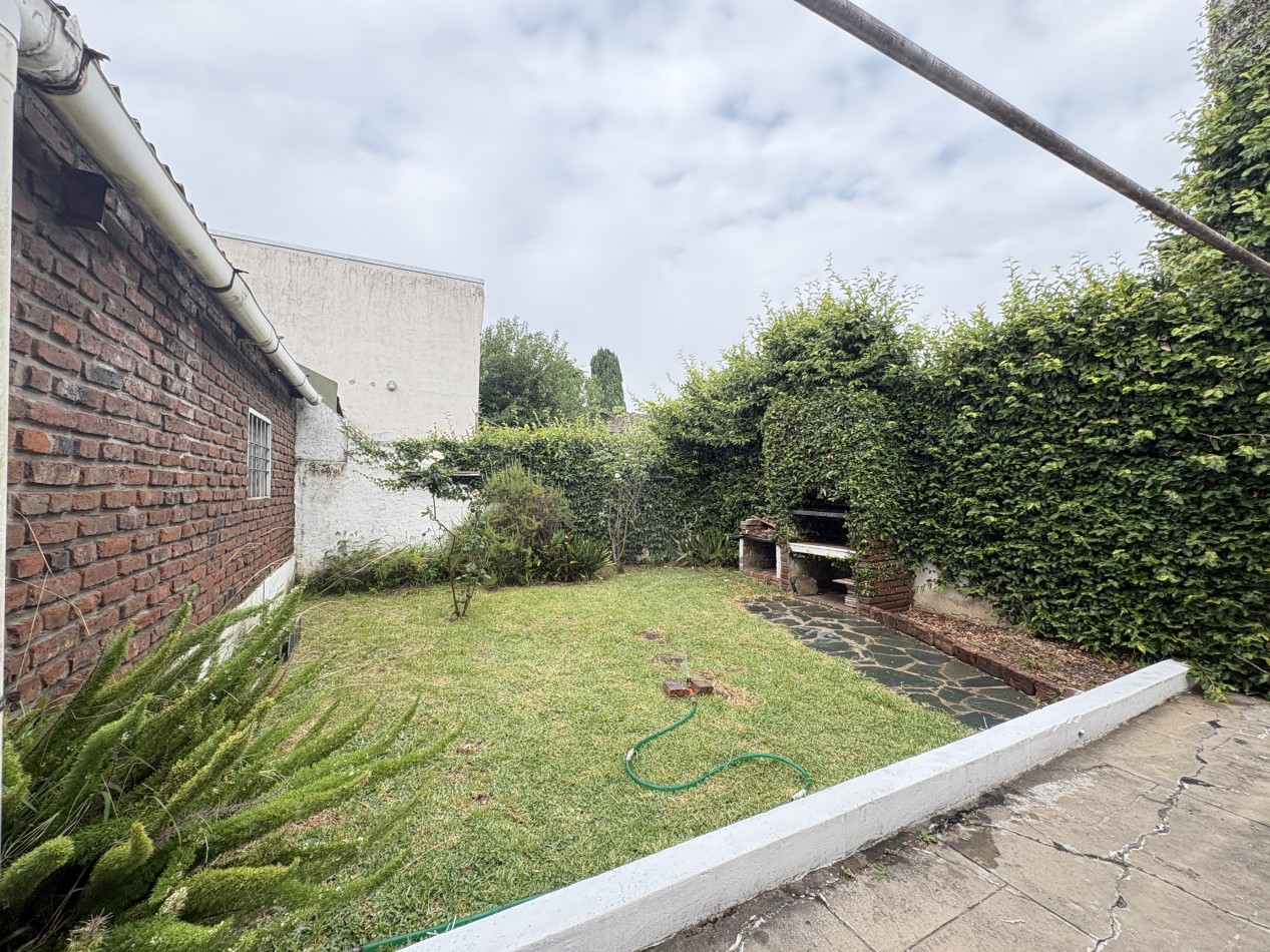 Casa 4 ambientes- con cochera- Lomas del Mirador