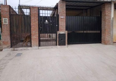 CASA 2 AMBIENTES AMPLIOS A REFRACCIONAR CON PATIO Y COCHERA 