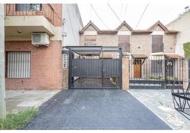 DUPLEX 3 AMBIENTES CON COCHERA Y PATIO