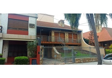 CASA 6 AMBIENTES CON PILETA Y COCHERA